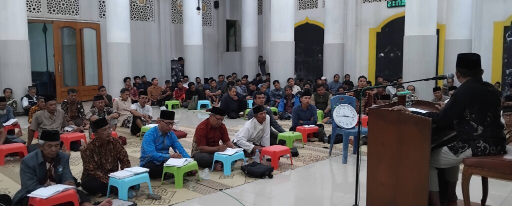 Para pembina generus LDII Kulon Progo saat menerima materi pembekalan dari Ustadz Mirzam