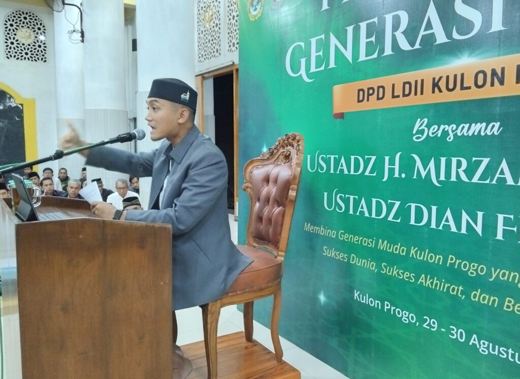 Ustadz Dian Firdaus memberikan pembekalan kepada para pembina generus LDII Kulon Progo
