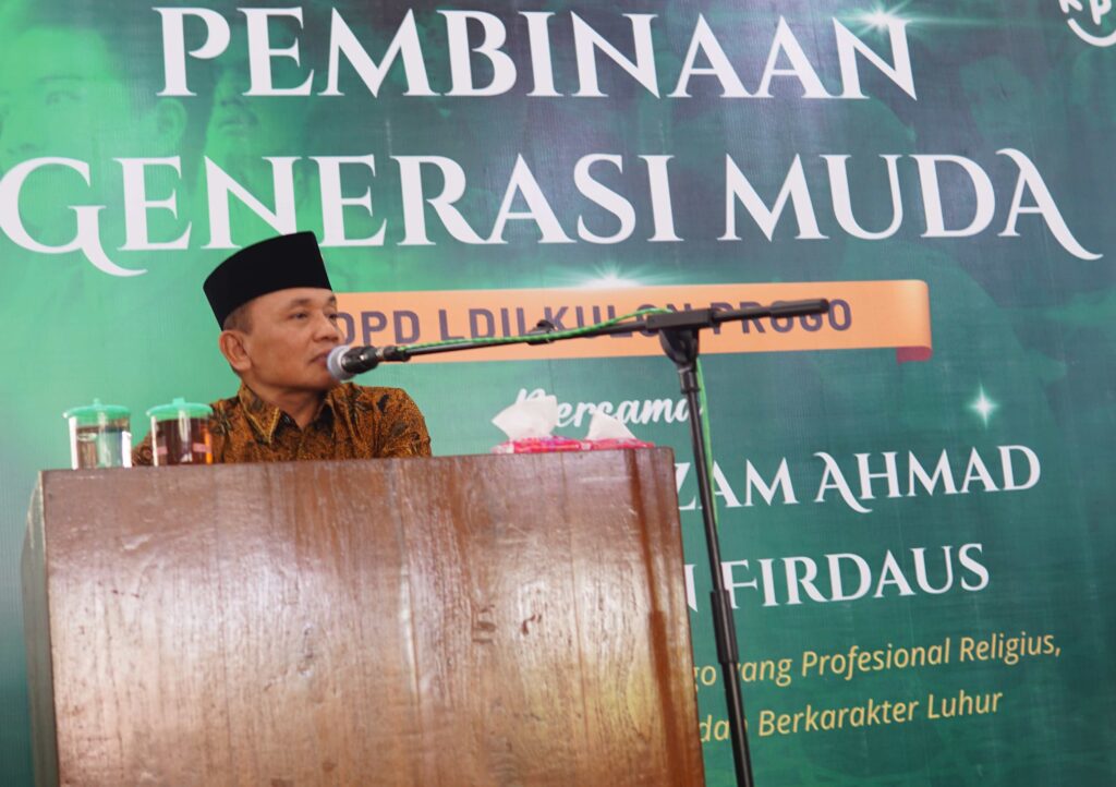 Ustadz Mirzam Ahmad memberikan pembekalan kepada para pembina generus LDII Kulon Progo