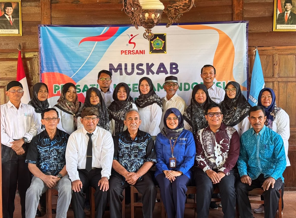 Pandaya (berbaju putih, berdasi) berfoto bersama KONI Kulon Progo, Pengda FGI DIY, dan pengurus yang lain usai Muskab FGI Kulon Progo yang berlangsung di RM Thinthing Sentolo