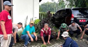 Forkompimkap Nanggulan menggelar Jumat Bersih di lingkungan Masjid Al Barokah