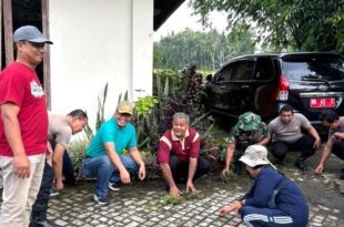 Forkompimkap Nanggulan menggelar Jumat Bersih di lingkungan Masjid Al Barokah