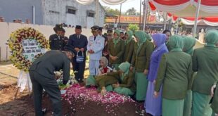 Pemakaman Kopda Anumerta Farizal Rhomadhon di Taman Makam Pahlawan (TMP) Giripeni, Kulon Progo, DIY. (Foto ANTARA)