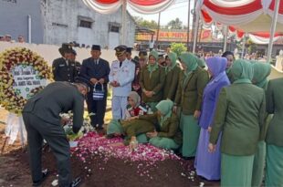 Pemakaman Kopda Anumerta Farizal Rhomadhon di Taman Makam Pahlawan (TMP) Giripeni, Kulon Progo, DIY. (Foto ANTARA)