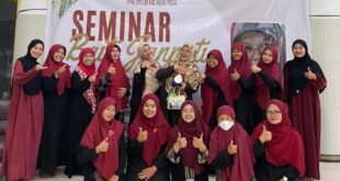 Panitia dan narasumber seminar Baiti Jannati berfoto bersama usai acara