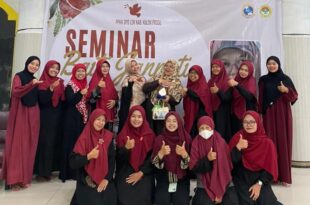 Panitia dan narasumber seminar Baiti Jannati berfoto bersama usai acara