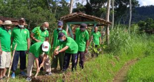 Penanaman pohon oleh DPD LDII Kulon Progo di kompleks obyek wisata Doladeso Boro