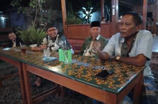 Sumiran (paling kanan) saat menyampaikan pengalamannya memimpin Kapanewon Girimulyo