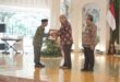 Wakil Gubernur DIY KGPAA Paku Alam X memberikan penghargaan Kampung Tangguh Iklim kepada Samidi selaku perwakilan dari Kampung Proklim Kembang