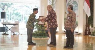 Wakil Gubernur DIY KGPAA Paku Alam X memberikan penghargaan Kampung Tangguh Iklim kepada Samidi selaku perwakilan dari Kampung Proklim Kembang