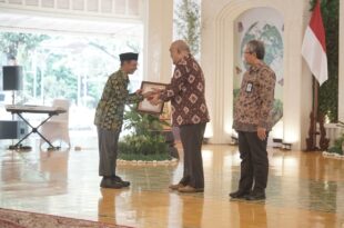 Wakil Gubernur DIY KGPAA Paku Alam X memberikan penghargaan Kampung Tangguh Iklim kepada Samidi selaku perwakilan dari Kampung Proklim Kembang