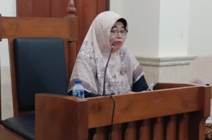 Narasumber dari Bagian PPKK saat memberikan materi pada pengajian ibu-ibu DPD LDII Kulon Progo