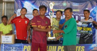 Penyerahan piala kepada juara minisoccer Pekan Olahraga PC Wates