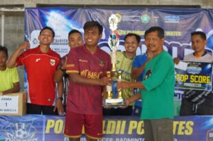 Penyerahan piala kepada juara minisoccer Pekan Olahraga PC Wates