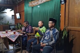 Tokoh Masyarakat Nasib Wardoyo dan Sumiran saat bertukar informasi dengan DPD LDII Kulon Progo di RM de Sumiran Jumat (17/7)