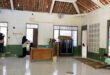 Warga PAC LDII Kulur membersihkan bagian dalam Masjid Baitul Izza
