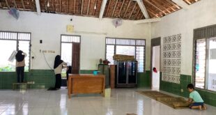 Warga PAC LDII Kulur membersihkan bagian dalam Masjid Baitul Izza