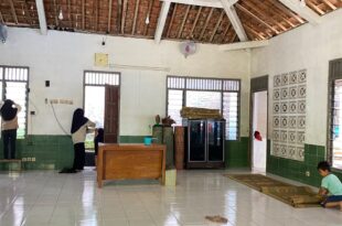 Warga PAC LDII Kulur membersihkan bagian dalam Masjid Baitul Izza