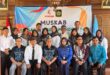 Pandaya (berbaju putih, berdasi) berfoto bersama KONI Kulon Progo, Pengda FGI DIY, dan pengurus yang lain usai Muskab FGI Kulon Progo yang berlangsung di RM Thinthing Sentolo