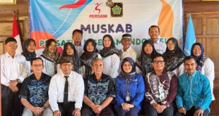 Pandaya (berbaju putih, berdasi) berfoto bersama KONI Kulon Progo, Pengda FGI DIY, dan pengurus yang lain usai Muskab FGI Kulon Progo yang berlangsung di RM Thinthing Sentolo