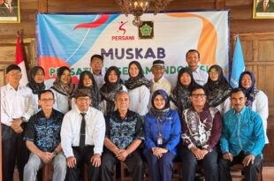 Pandaya (berbaju putih, berdasi) berfoto bersama KONI Kulon Progo, Pengda FGI DIY, dan pengurus yang lain usai Muskab FGI Kulon Progo yang berlangsung di RM Thinthing Sentolo
